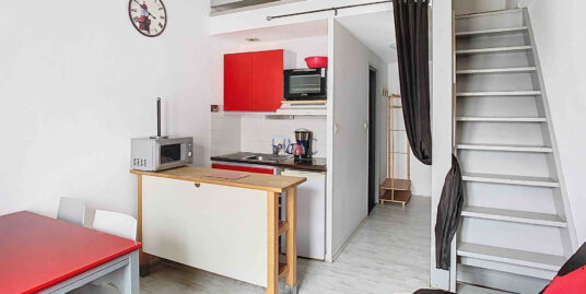 SUR LE PORT ET À DEUX PAS DE LA PLAGE – PIED À TERRE EN BON