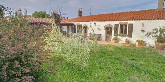 EMPLACEMENT EXCEPTIONNEL POUR CETTE MAISON DE PAYS AVEC ACCE