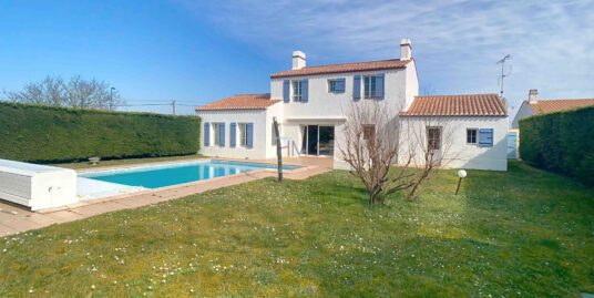 A PROXIMITE DU BOURG ET DE LA PLAGE – JOLIE MAISON AVEC PISC