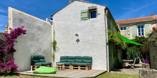 GRANDE MAISON DE CHARME DANS LE COEUR HISTORIQUE DE NOIRMOUT