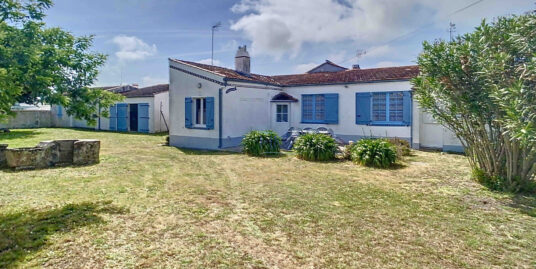 DANS UN VIEUX QUARTIER DE NOIRMOUTIER – PROPRIETE AVEC UN BE