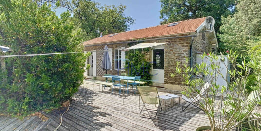 AU COEUR DU BOIS DE LA CHAISE – CHARMANTE VILLA EN PIERRE AV