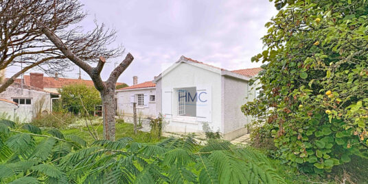 CENTRE BOURG ET A 500m DE LA PLAGE – MAISON A RAFRAICHIR