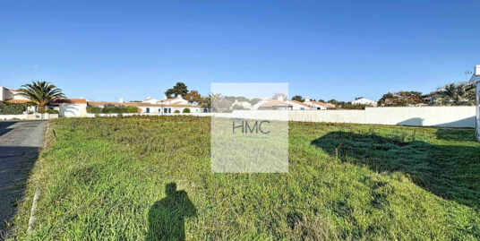 A 2 PAS DES TENNIS – TRES BEAU TERRAIN DE 800m2