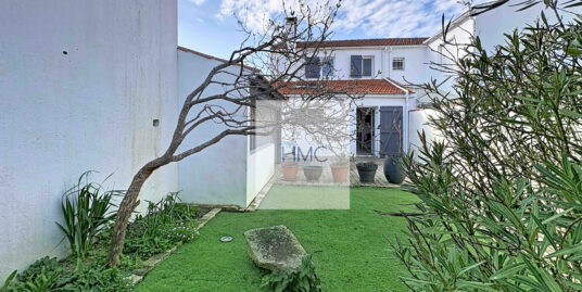 DANS LE CENTRE DU BOURG ET A 300m DE LA PLAGE – MAISON EN TR