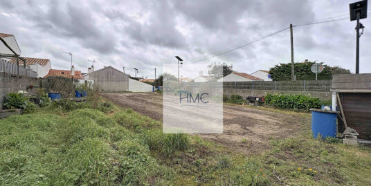 A 300m DE LA PLAGE DE LA MADELEINE – JOLI TERRAIN AVEC PETIT