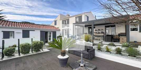 FACE MER ET ACCES DIRECT A LA PLAGE – TRES BELLE VILLA CONFO