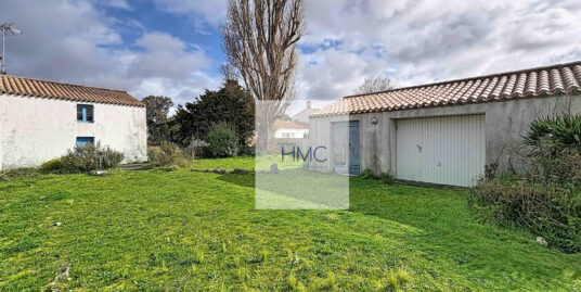 EN PLEIN CENTRE DU BOURG – MAISON DE PAYS A RENOVER