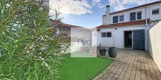 DANS LE CENTRE DU BOURG ET A 300m DE LA PLAGE – MAISON EN TR