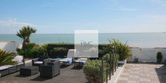 FACE MER ET ACCES DIRECT A LA PLAGE – TRES BELLE VILLA CONFO