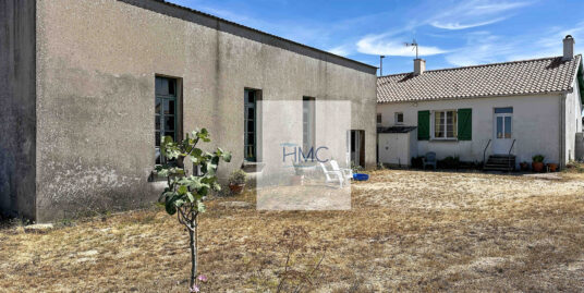 MAISON D’HABITATION AVEC GRAND BÂTIMENT SUR 1 185 M2 DE TERR